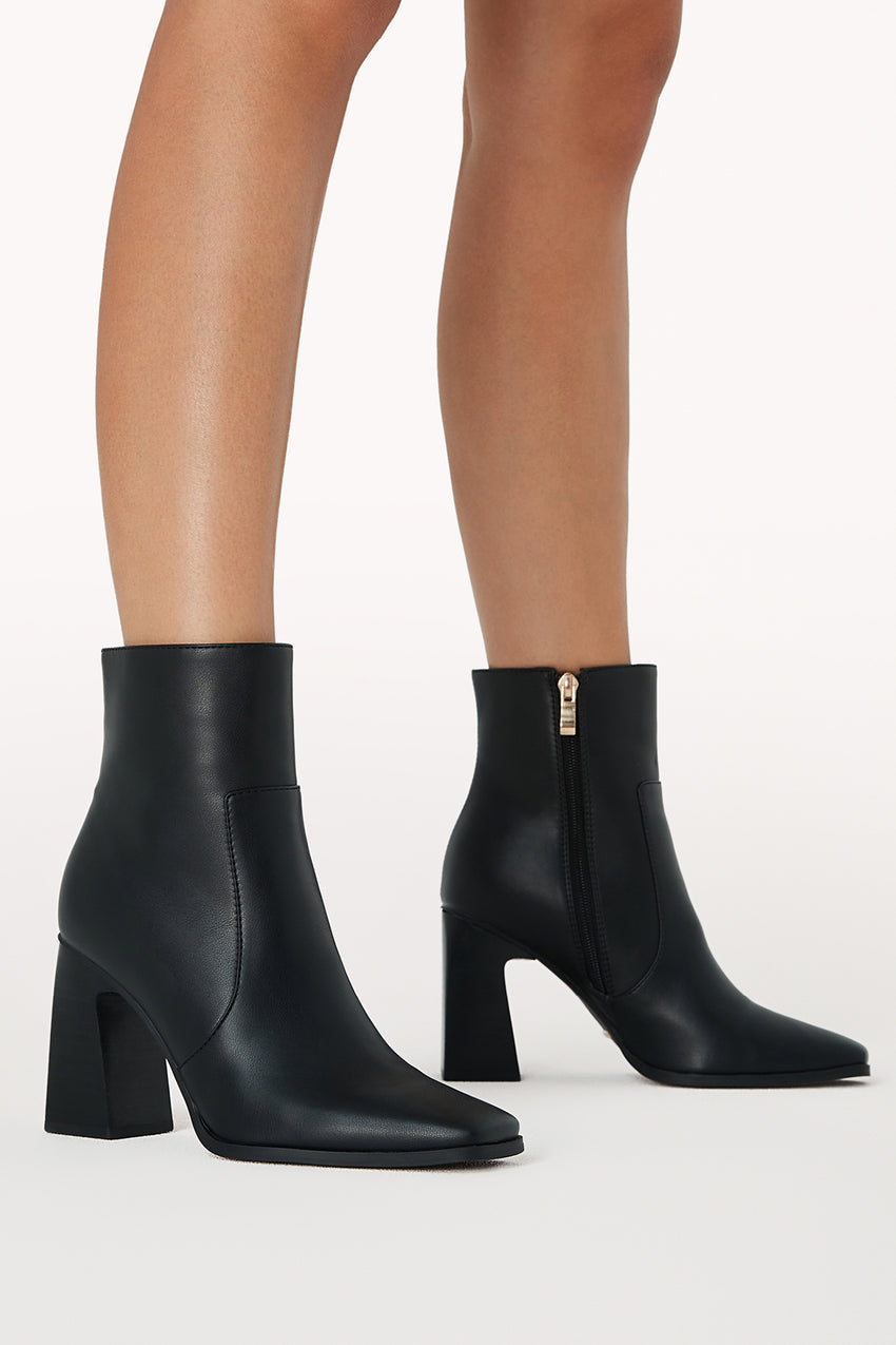 Jessica Boots Black